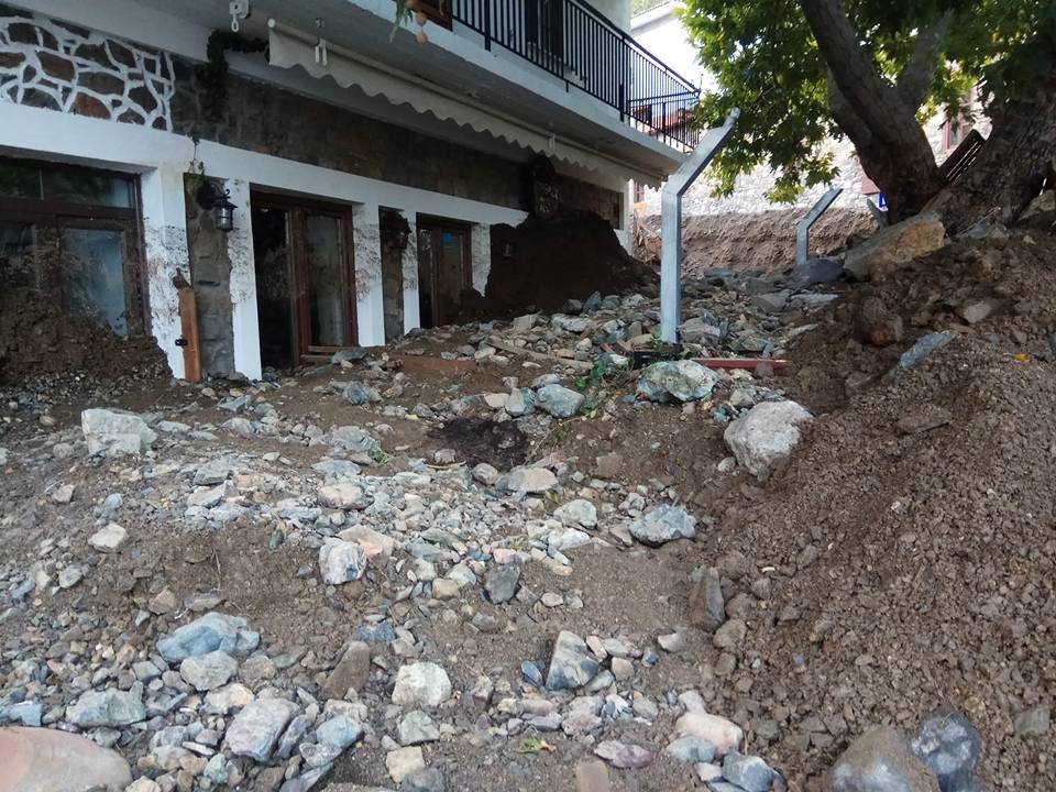 «Κατέβηκε το βουνό» στη Σαμοθράκη -Θάφτηκαν στη λάσπη σπίτια, ΙΧ & δρόμοι | iefimerida.gr 13