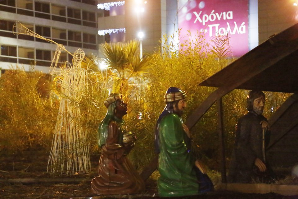 Περπατώντας στους δρόμους της χριστουγεννιάτικης Αθήνας: Λαμπιόνια, συνθήματα, σύριγγες [εικόνες] | iefimerida.gr 1