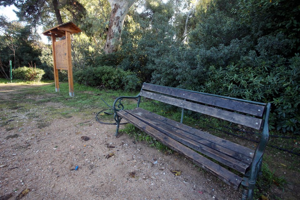 Περπατώντας στους δρόμους της χριστουγεννιάτικης Αθήνας: Λαμπιόνια, συνθήματα, σύριγγες [εικόνες] | iefimerida.gr 7