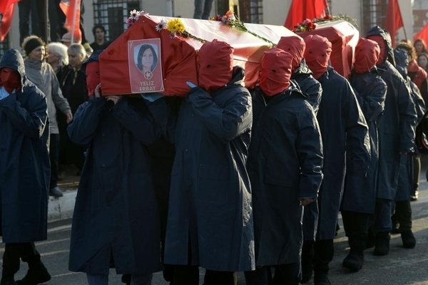 Βίαια επεισόδια στην Τουρκία στις κηδείες των 2 γυναικών που σκοτώθηκαν σε αστυνομική επιχείρηση [εικόνες] | iefimerida.gr 0