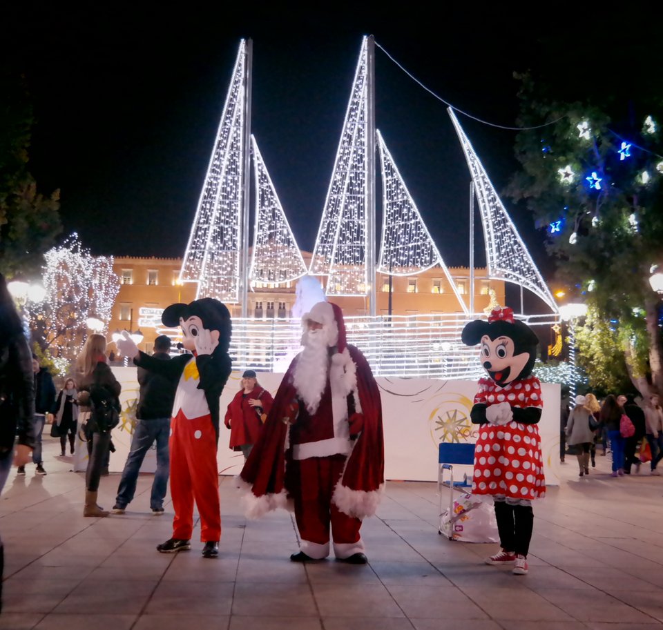 Περπατώντας στους δρόμους της χριστουγεννιάτικης Αθήνας: Λαμπιόνια, συνθήματα, σύριγγες [εικόνες] | iefimerida.gr 6