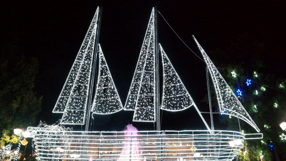 Περπατώντας στους δρόμους της χριστουγεννιάτικης Αθήνας: Λαμπιόνια, συνθήματα, σύριγγες [εικόνες] | iefimerida.gr 4