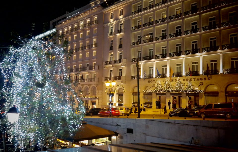 Περπατώντας στους δρόμους της χριστουγεννιάτικης Αθήνας: Λαμπιόνια, συνθήματα, σύριγγες [εικόνες] | iefimerida.gr 5