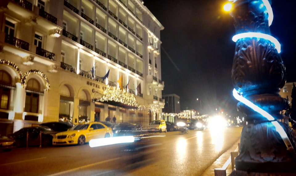 Περπατώντας στους δρόμους της χριστουγεννιάτικης Αθήνας: Λαμπιόνια, συνθήματα, σύριγγες [εικόνες] | iefimerida.gr 0