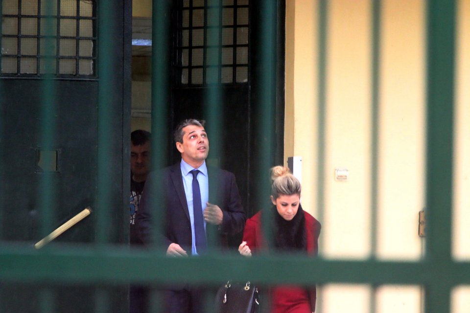 Ελεύθερος ο Μπούκουρας -Χωρίς χειροπέδες στη Βουλή ο πρώην χρυσαυγίτης [εικόνες] | iefimerida.gr 0