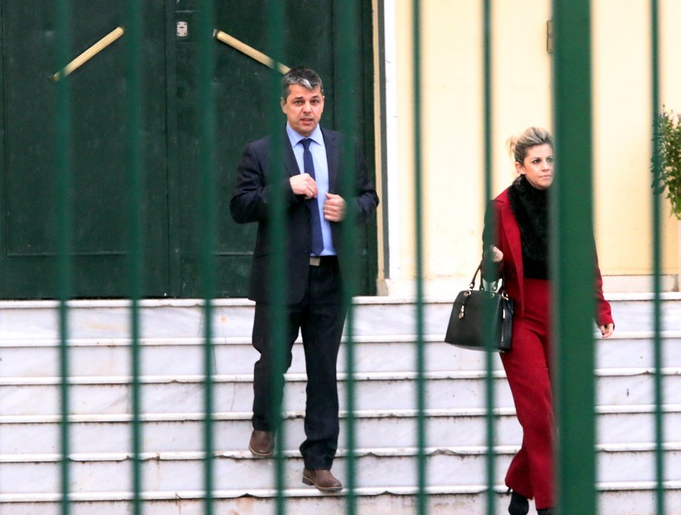 Ελεύθερος ο Μπούκουρας -Χωρίς χειροπέδες στη Βουλή ο πρώην χρυσαυγίτης [εικόνες] | iefimerida.gr 2