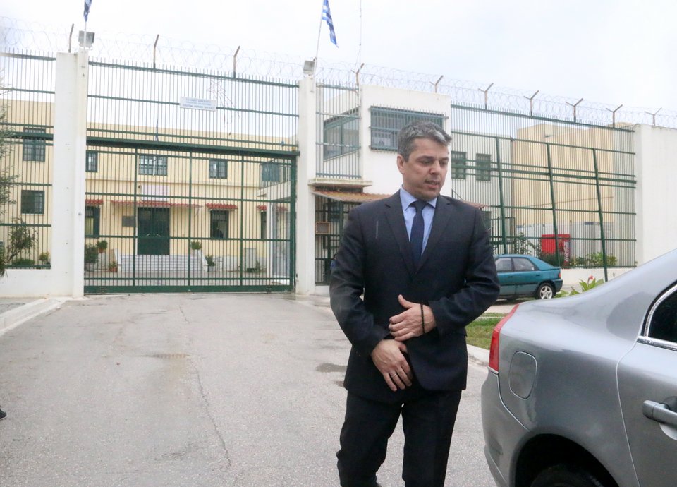 Ελεύθερος ο Μπούκουρας -Χωρίς χειροπέδες στη Βουλή ο πρώην χρυσαυγίτης [εικόνες] | iefimerida.gr 5