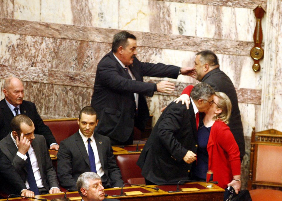 Το παθιασμένο φιλί στο στόμα της Ζαρούλια στον Μιχαλολιάκο μέσα στην Ολομέλεια [εικόνες] | iefimerida.gr 3