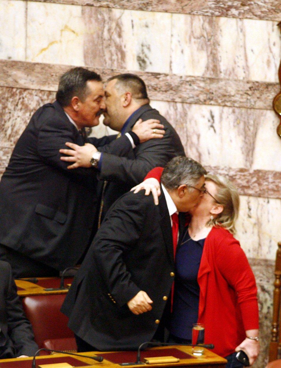 Το παθιασμένο φιλί στο στόμα της Ζαρούλια στον Μιχαλολιάκο μέσα στην Ολομέλεια [εικόνες] | iefimerida.gr 2