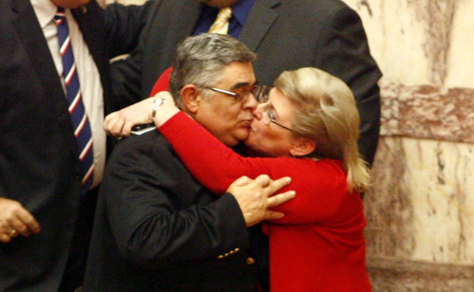 Το παθιασμένο φιλί στο στόμα της Ζαρούλια στον Μιχαλολιάκο μέσα στην Ολομέλεια [εικόνες] | iefimerida.gr 0