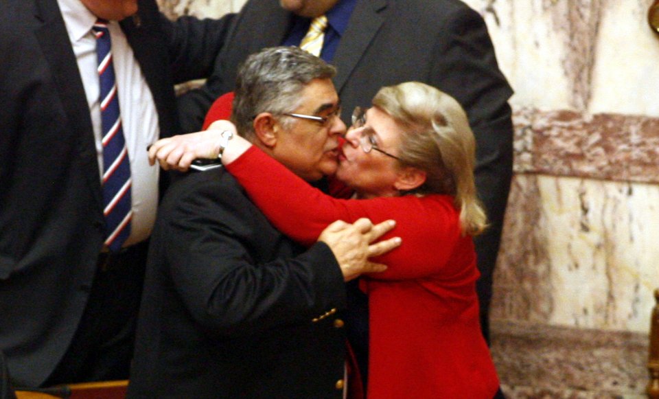 Το παθιασμένο φιλί στο στόμα της Ζαρούλια στον Μιχαλολιάκο μέσα στην Ολομέλεια [εικόνες] | iefimerida.gr 1