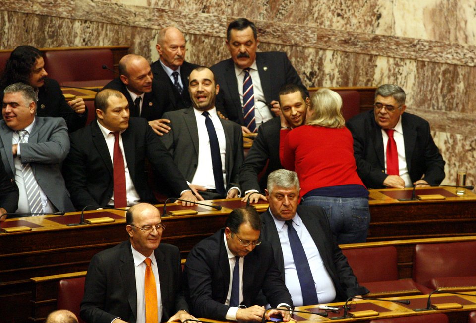 Το παθιασμένο φιλί στο στόμα της Ζαρούλια στον Μιχαλολιάκο μέσα στην Ολομέλεια [εικόνες] | iefimerida.gr 5