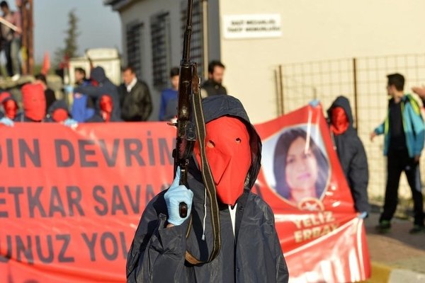 Βίαια επεισόδια στην Τουρκία στις κηδείες των 2 γυναικών που σκοτώθηκαν σε αστυνομική επιχείρηση [εικόνες] | iefimerida.gr 3