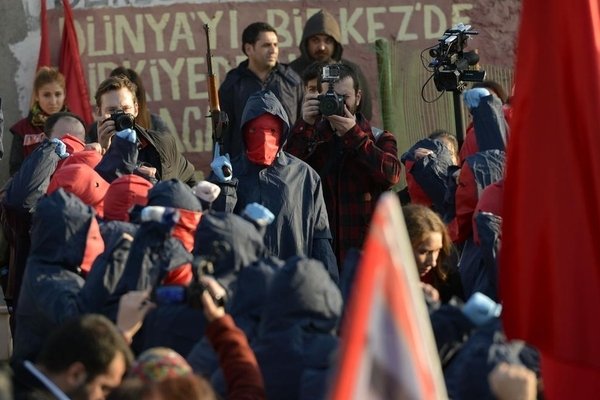 Βίαια επεισόδια στην Τουρκία στις κηδείες των 2 γυναικών που σκοτώθηκαν σε αστυνομική επιχείρηση [εικόνες] | iefimerida.gr 4