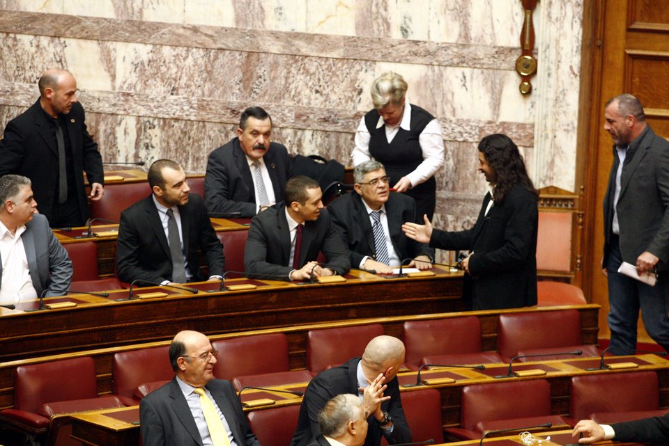 Η αγκαλιά της Ζαρούλια στον Μιχαλολιάκο και η ειρωνική αντίδραση των χρυσαυγιτών στην ψήφο των Μπούκουρα-Αλεξόπουλου [εικόνες] | iefimerida.gr 1