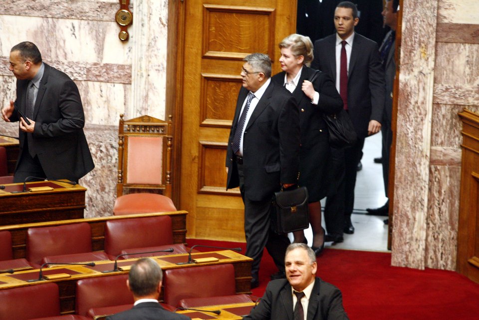 Η αγκαλιά της Ζαρούλια στον Μιχαλολιάκο και η ειρωνική αντίδραση των χρυσαυγιτών στην ψήφο των Μπούκουρα-Αλεξόπουλου [εικόνες] | iefimerida.gr 2