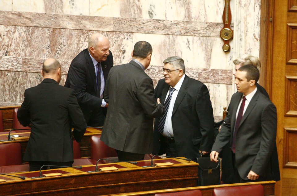 Η αγκαλιά της Ζαρούλια στον Μιχαλολιάκο και η ειρωνική αντίδραση των χρυσαυγιτών στην ψήφο των Μπούκουρα-Αλεξόπουλου [εικόνες] | iefimerida.gr 3