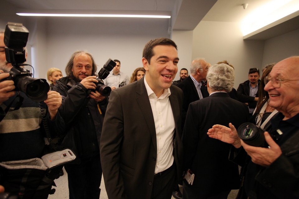 «Να είστε ο απελευθερωτής της φτώχειας του λαού» η ευχή στον Τσίπρα στα κάλαντα της Κουμουνδούρου [εικόνες] | iefimerida.gr 0