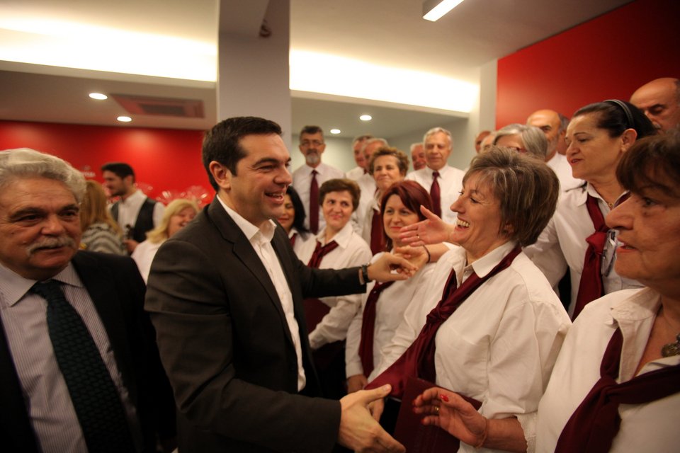 «Να είστε ο απελευθερωτής της φτώχειας του λαού» η ευχή στον Τσίπρα στα κάλαντα της Κουμουνδούρου [εικόνες] | iefimerida.gr 1