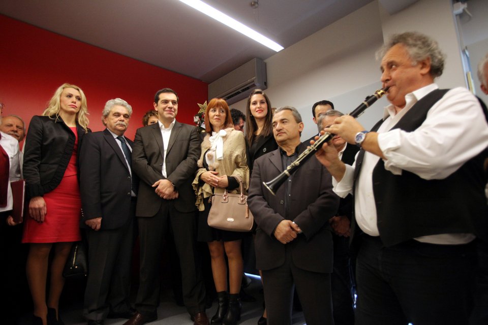 «Να είστε ο απελευθερωτής της φτώχειας του λαού» η ευχή στον Τσίπρα στα κάλαντα της Κουμουνδούρου [εικόνες] | iefimerida.gr 2