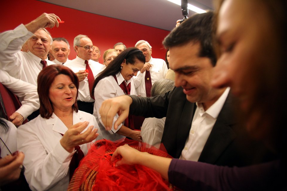 «Να είστε ο απελευθερωτής της φτώχειας του λαού» η ευχή στον Τσίπρα στα κάλαντα της Κουμουνδούρου [εικόνες] | iefimerida.gr 3