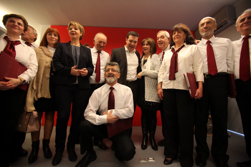 «Να είστε ο απελευθερωτής της φτώχειας του λαού» η ευχή στον Τσίπρα στα κάλαντα της Κουμουνδούρου [εικόνες] | iefimerida.gr 4