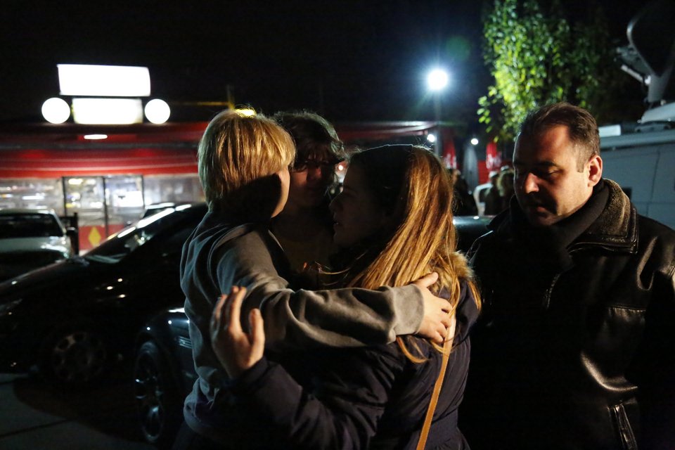 Ανατριχιαστικές περιγραφές από τους διασωθέντες: Πήρα τα παιδιά μου, τους είπα ότι μπορεί να μην επιστρέψω | iefimerida.gr 1