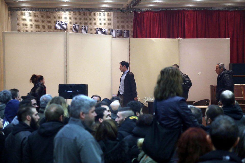 Ενταση ξανά στο δημοτικό συμβούλιο της Ν. Φιλαδέλφειας -Επέμβαση των ΜΑΤ [εικόνες & βίντεο] | iefimerida.gr 0