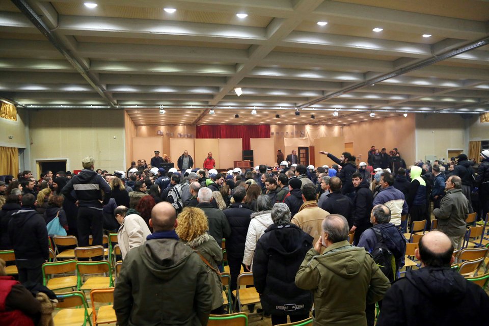 Ενταση ξανά στο δημοτικό συμβούλιο της Ν. Φιλαδέλφειας -Επέμβαση των ΜΑΤ [εικόνες & βίντεο] | iefimerida.gr 1