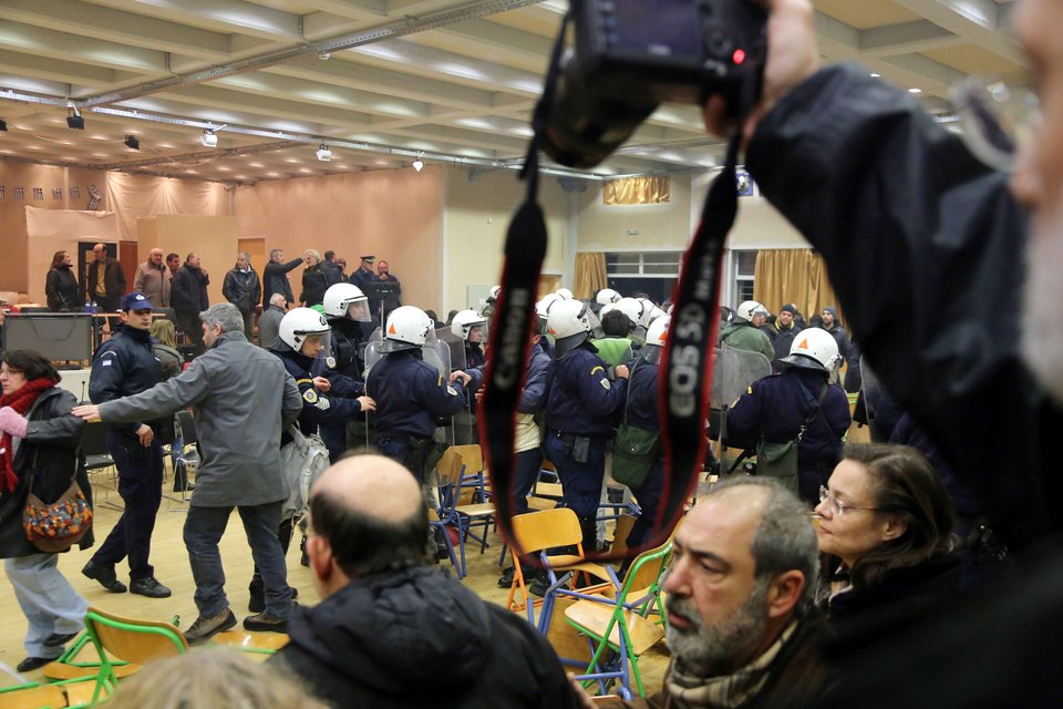 Ενταση ξανά στο δημοτικό συμβούλιο της Ν. Φιλαδέλφειας -Επέμβαση των ΜΑΤ [εικόνες & βίντεο] | iefimerida.gr 2