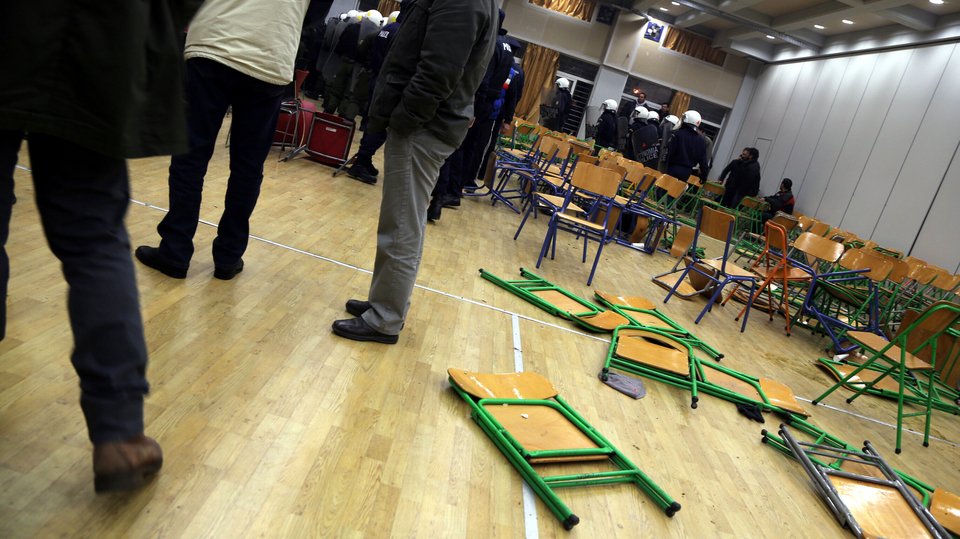 Ενταση ξανά στο δημοτικό συμβούλιο της Ν. Φιλαδέλφειας -Επέμβαση των ΜΑΤ [εικόνες & βίντεο] | iefimerida.gr 3