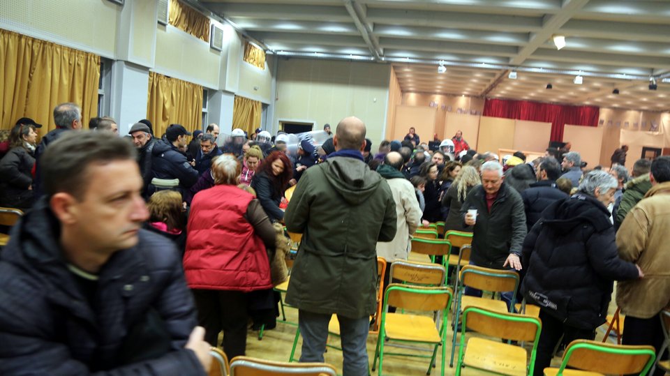 Ενταση ξανά στο δημοτικό συμβούλιο της Ν. Φιλαδέλφειας -Επέμβαση των ΜΑΤ [εικόνες & βίντεο] | iefimerida.gr 4