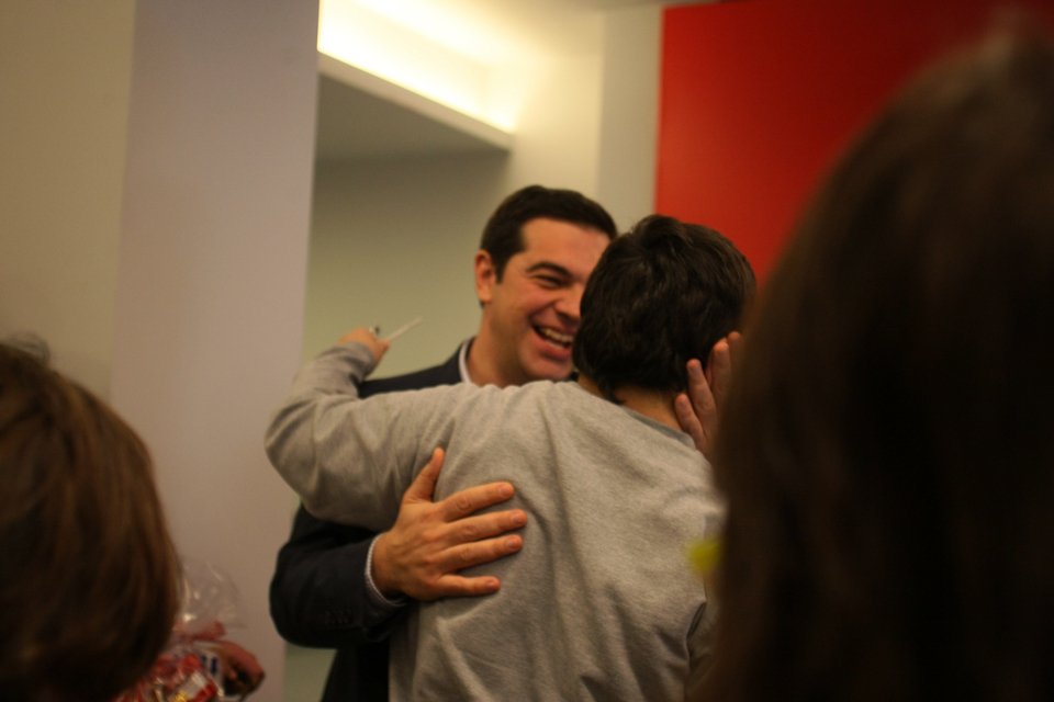 Οι αναπάντεχες, τρυφερές στιγμές του Αλέξη Τσίπρα σήμερα το πρωί -Ποιοι έτρεξαν στην αγκαλιά του [εικόνες] | iefimerida.gr 0