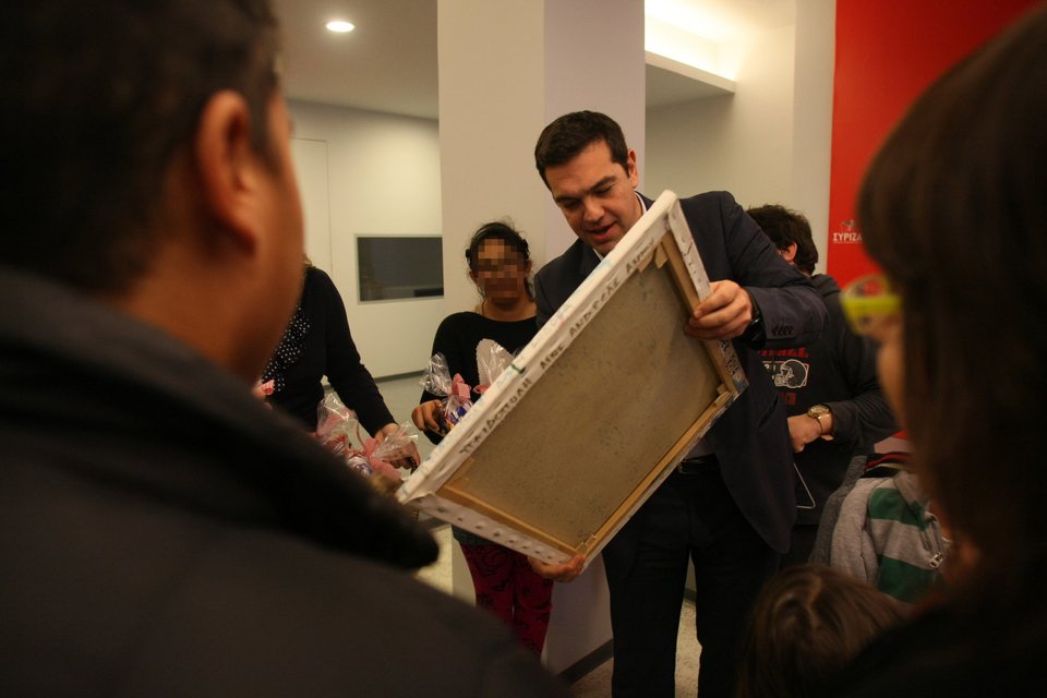 Οι αναπάντεχες, τρυφερές στιγμές του Αλέξη Τσίπρα σήμερα το πρωί -Ποιοι έτρεξαν στην αγκαλιά του [εικόνες] | iefimerida.gr 4