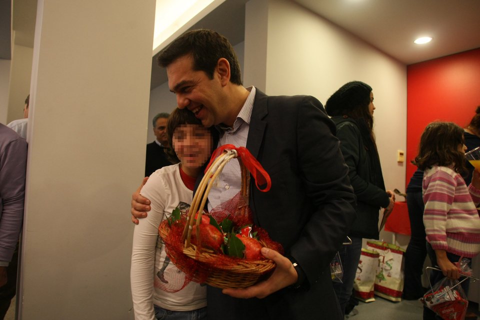 Οι αναπάντεχες, τρυφερές στιγμές του Αλέξη Τσίπρα σήμερα το πρωί -Ποιοι έτρεξαν στην αγκαλιά του [εικόνες] | iefimerida.gr 5