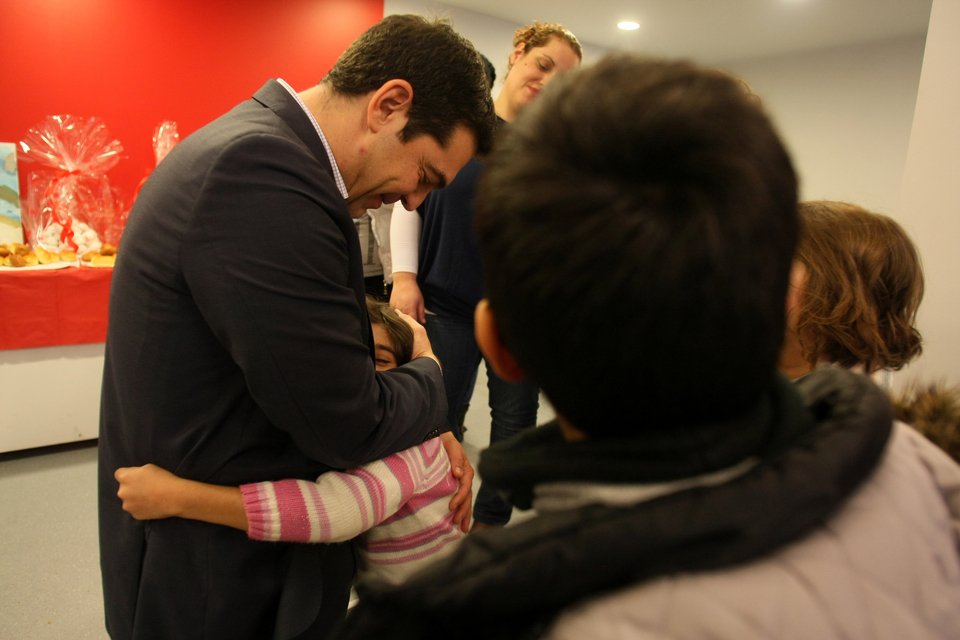 Οι αναπάντεχες, τρυφερές στιγμές του Αλέξη Τσίπρα σήμερα το πρωί -Ποιοι έτρεξαν στην αγκαλιά του [εικόνες] | iefimerida.gr 2