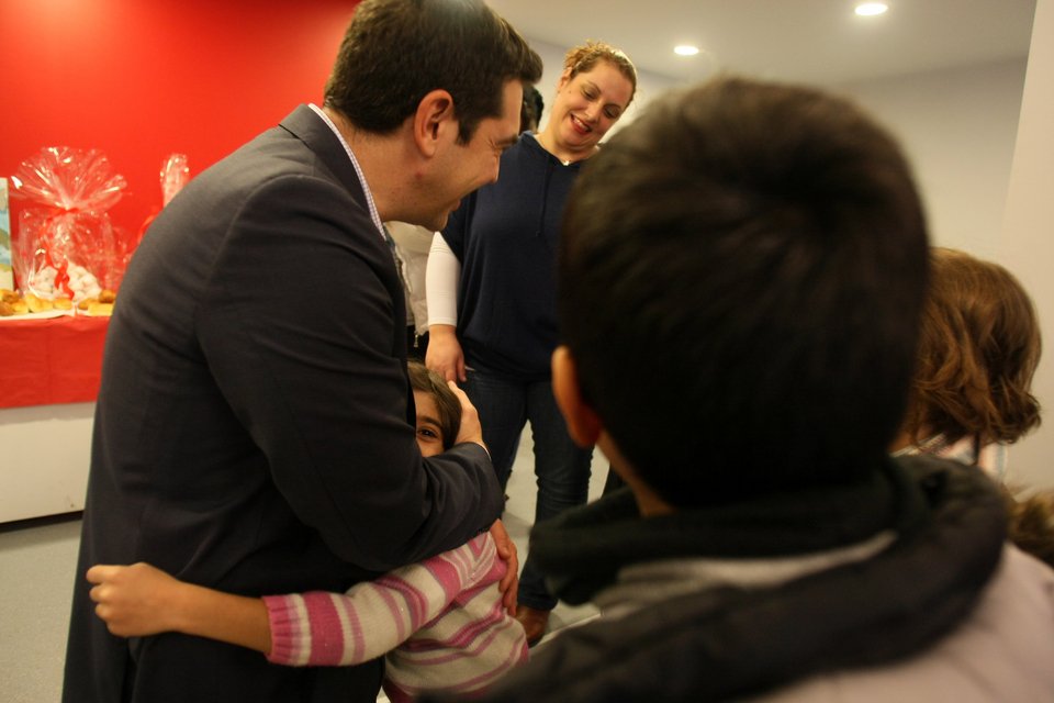 Οι αναπάντεχες, τρυφερές στιγμές του Αλέξη Τσίπρα σήμερα το πρωί -Ποιοι έτρεξαν στην αγκαλιά του [εικόνες] | iefimerida.gr 3