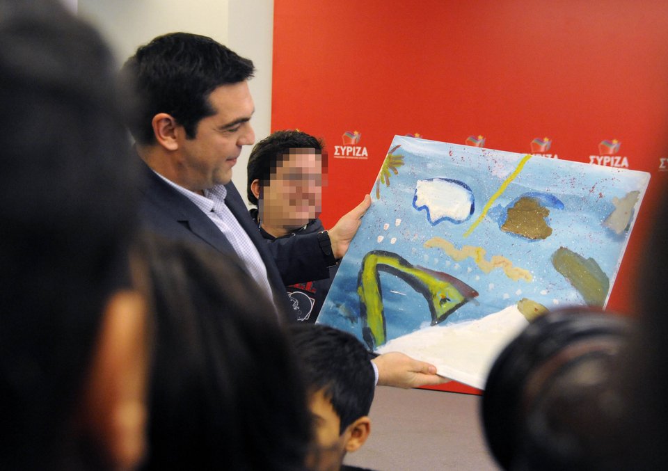 Οι αναπάντεχες, τρυφερές στιγμές του Αλέξη Τσίπρα σήμερα το πρωί -Ποιοι έτρεξαν στην αγκαλιά του [εικόνες] | iefimerida.gr 7