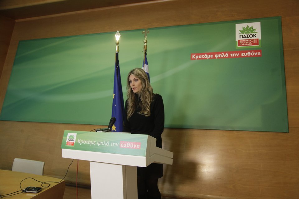 Η πρεμιέρα Καϊλή: Χρόνια Πολλά, Καλή Χρονιά και επίθεση σε Παπανδρέου [εικόνες&βίντεο] | iefimerida.gr 4