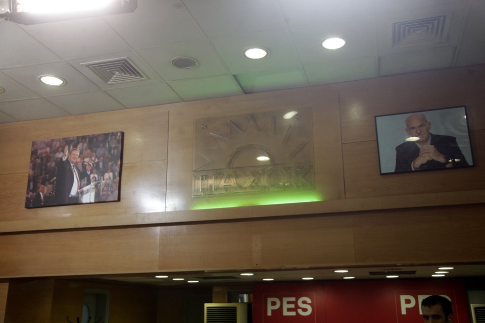 Η πρεμιέρα Καϊλή: Χρόνια Πολλά, Καλή Χρονιά και επίθεση σε Παπανδρέου [εικόνες&βίντεο] | iefimerida.gr 3