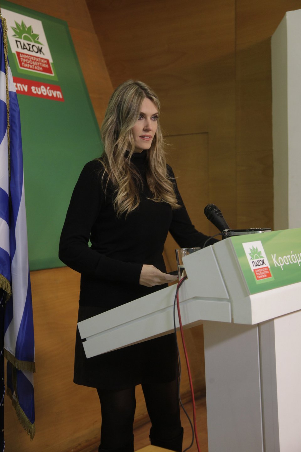 Η πρεμιέρα Καϊλή: Χρόνια Πολλά, Καλή Χρονιά και επίθεση σε Παπανδρέου [εικόνες&βίντεο] | iefimerida.gr 2