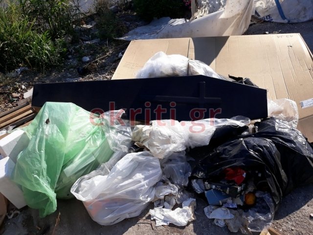 Δεν πίστευαν στα μάτια τους στο Ηράκλειο -Βρήκαν στα σκουπίδια πεταμένο ένα φέρετρο | iefimerida.gr 1