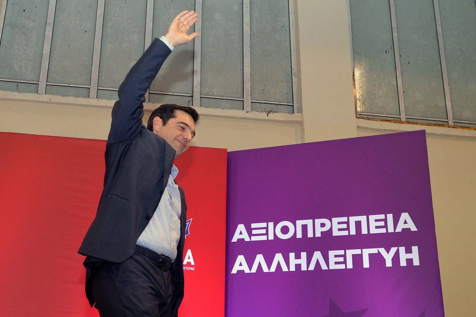 Τσίπρας: Μ' ένα μαντίλι... καλαματιανό αποχαιρέτησε τον Αντώνη Σαμαρά από τη Μεσσηνία [εικόνες] | iefimerida.gr 0