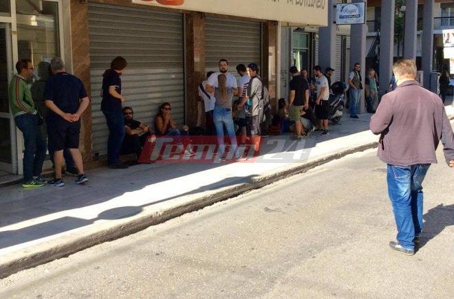 Πάτρα: Μπλόκο έξω από το Ειρηνοδικείο -Δεν έγιναν πλειστηριασμοί [εικόνες] | iefimerida.gr 2