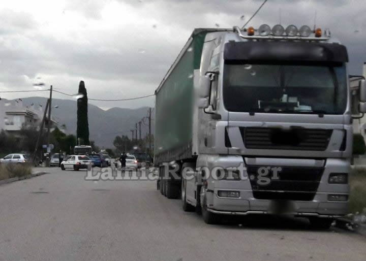 Καρέ-καρέ η επιχείρηση απεγκλωβισμού τραυματιών μετά από τροχαίο στη Λαμία [εικόνες] | iefimerida.gr 1