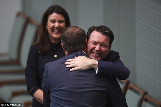 Αυστραλός βουλευτής κάνει πρόταση γάμου στον σύντροφό του από το βήμα της Βουλής [βίντεο & εικόνες] | iefimerida.gr 0