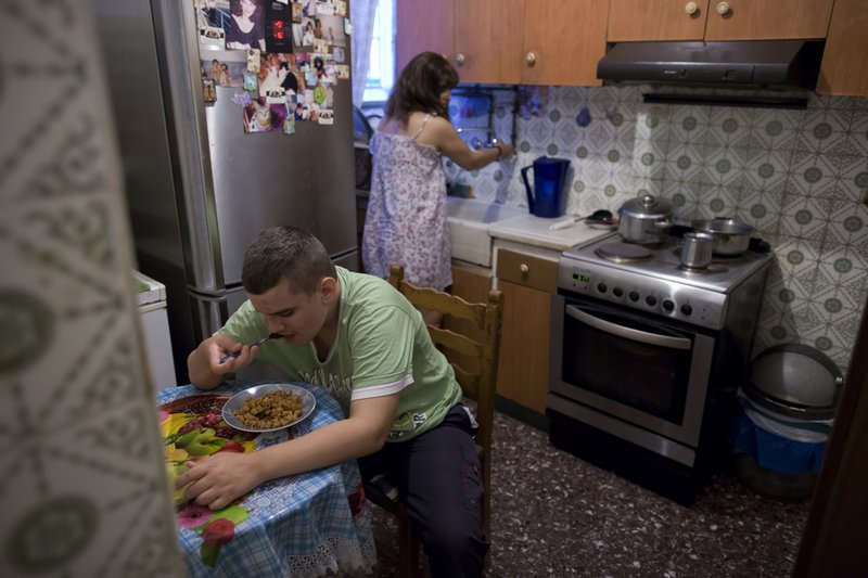 Μία πολυκατοικία στον Πειραιά «δίνει» μαθήματα ανθρωπιάς [εικόνες] | iefimerida.gr 2