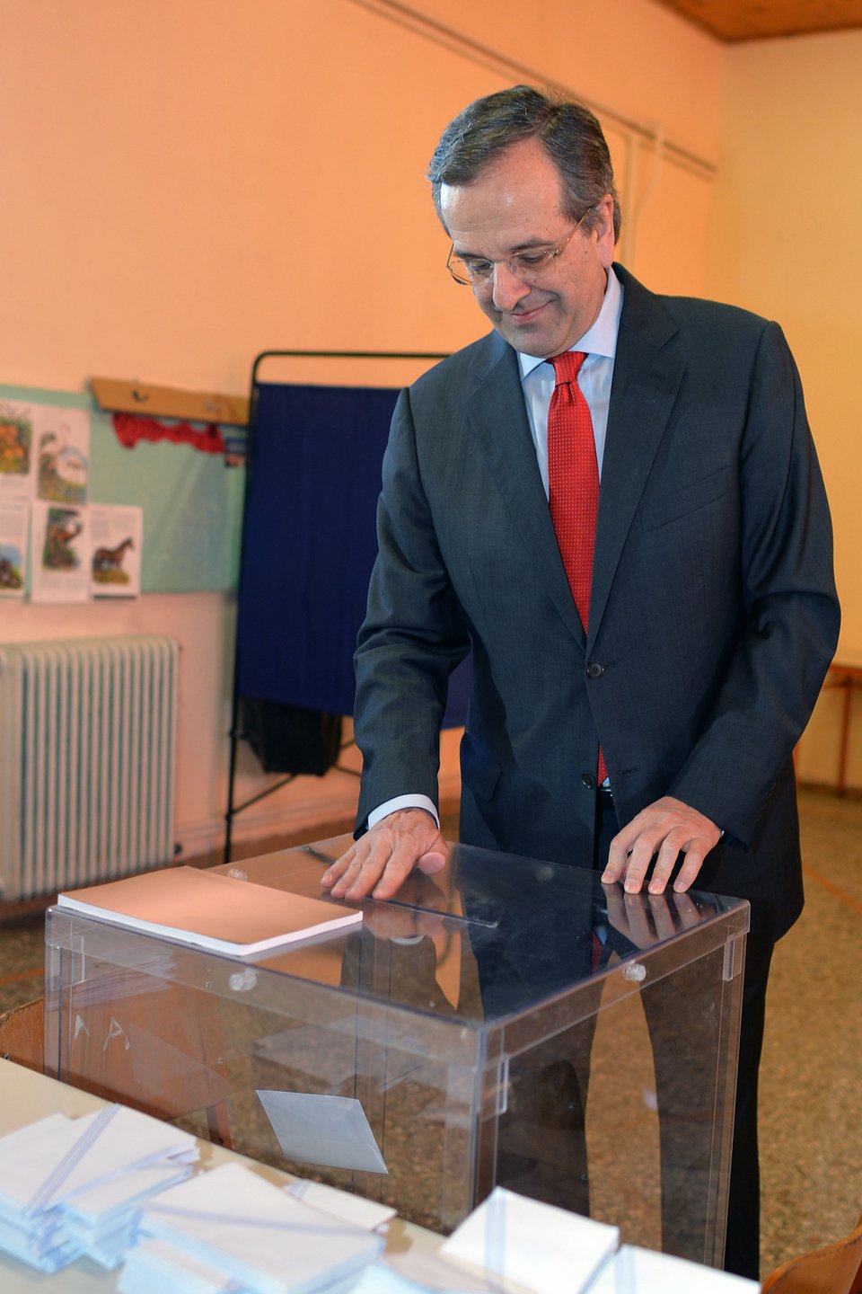 Το σκαμπό, η σύζυγος, το κόκκινο παντελόνι, το χαμένο στυλό: Τα αξιοπερίεργα των πολιτικών αρχηγών [εικόνες] | iefimerida.gr 1