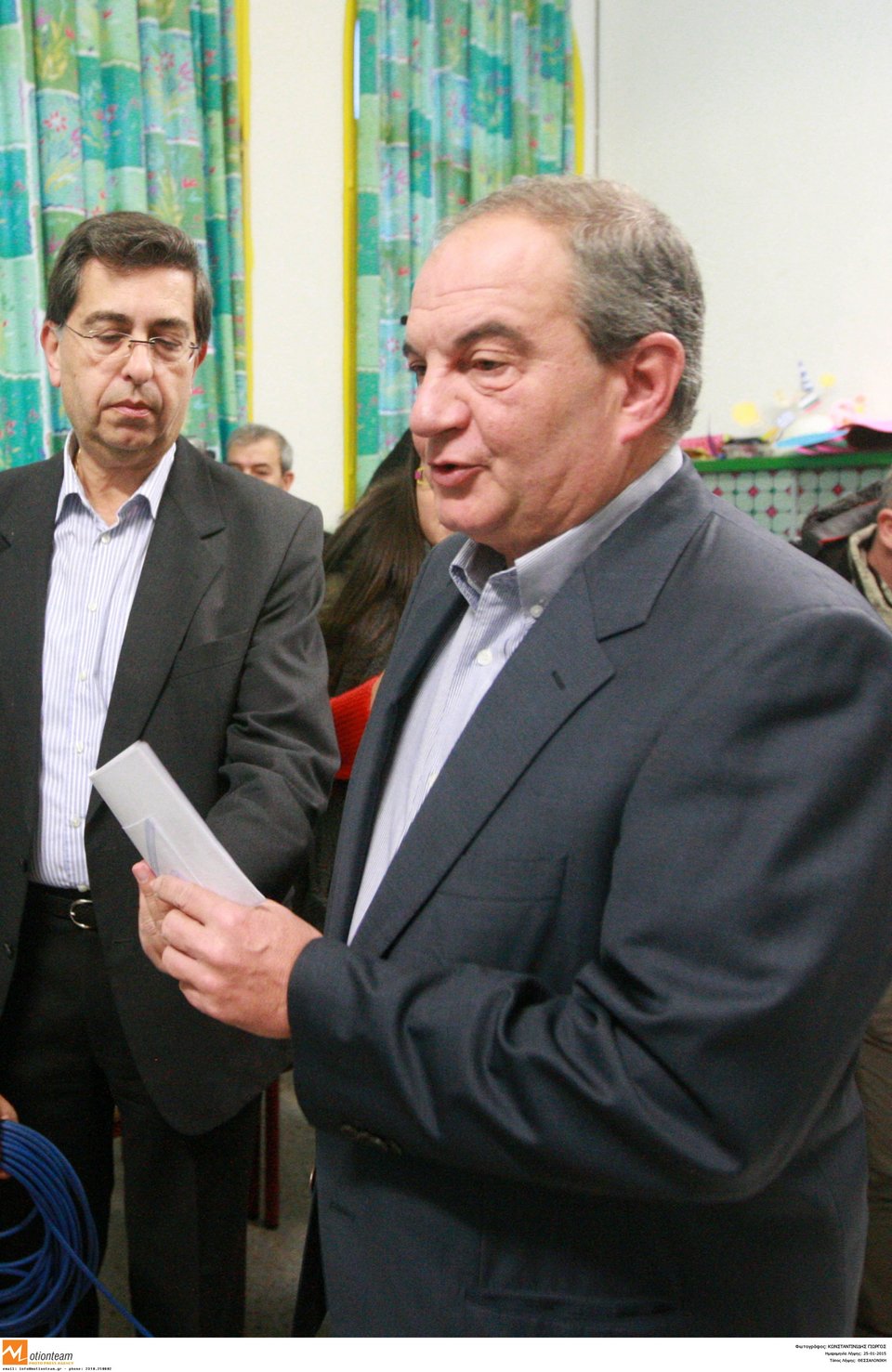 Το σκαμπό, η σύζυγος, το κόκκινο παντελόνι, το χαμένο στυλό: Τα αξιοπερίεργα των πολιτικών αρχηγών [εικόνες] | iefimerida.gr 2