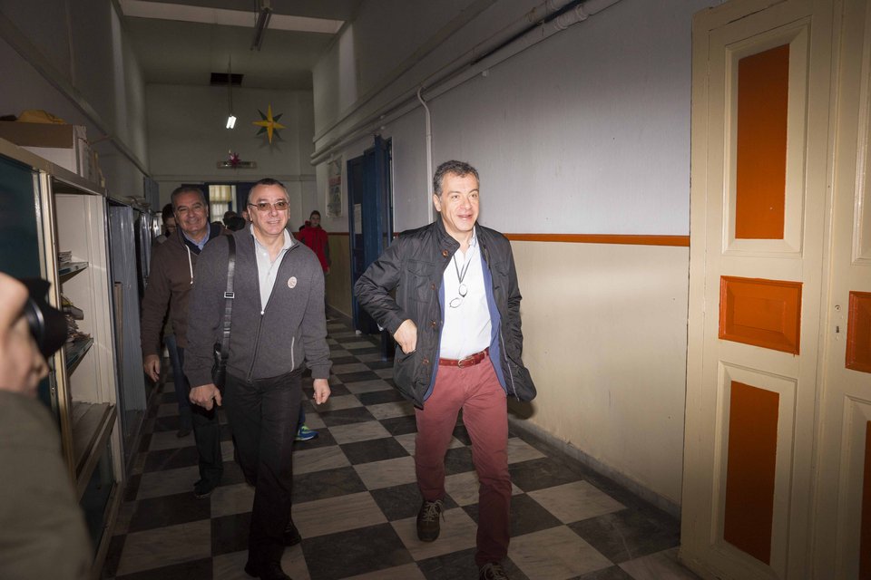 Να μην δώσουμε θάρρος στους τσαμπουκάδες λέει ο Θεοδωράκης μέσα από το εκλογικό τμήμα που ψήφισε [εικόνες] | iefimerida.gr 3